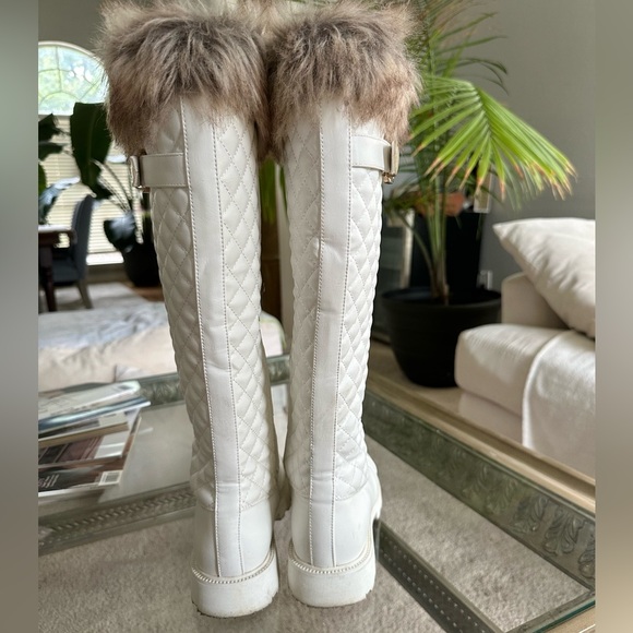White fur boots. flat boots - Picture 2 of 6